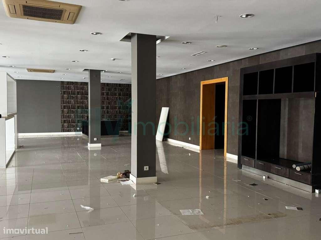 Pavilhão à Venda - Excelente Localização e Alto Potencial - Grande imagem: 2/24