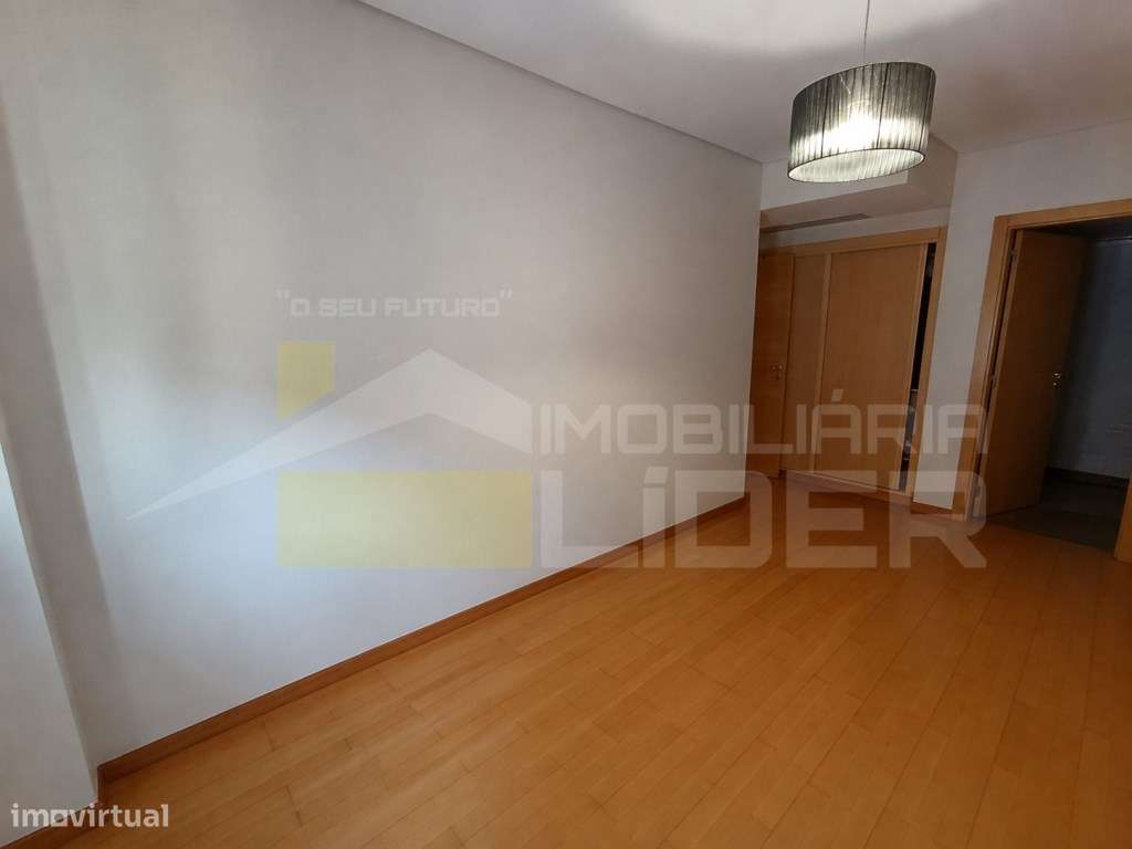 Apartamento T3 com Suíte, em Camarate, Lisboa.-16