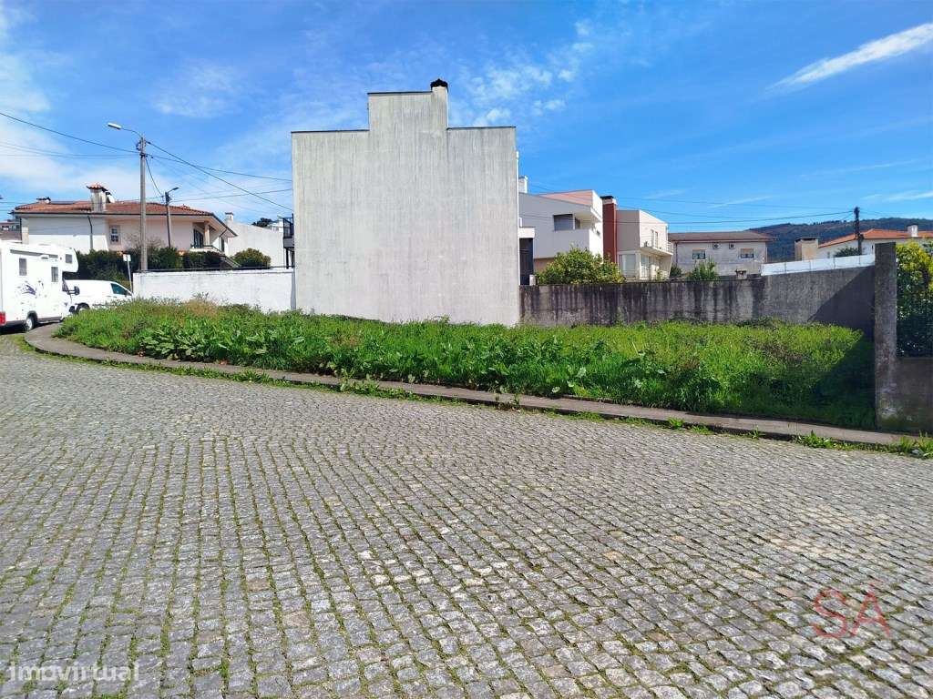 Lote de gaveto para construção de moradia em Nogueira em Braga - Grande imagem: 3/28