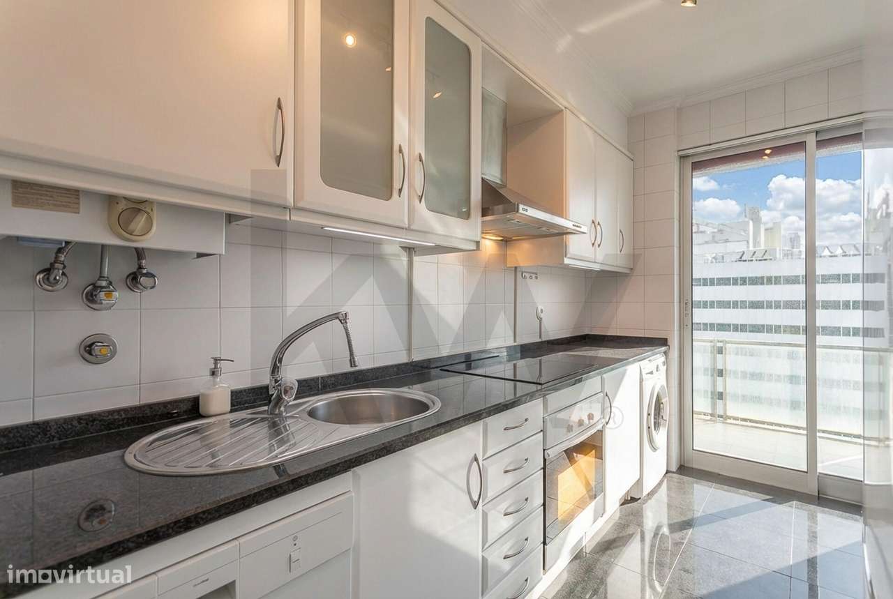 Praça de Espanha | T1 c/ estacionamento e varanda em Edf. de prestígio-17