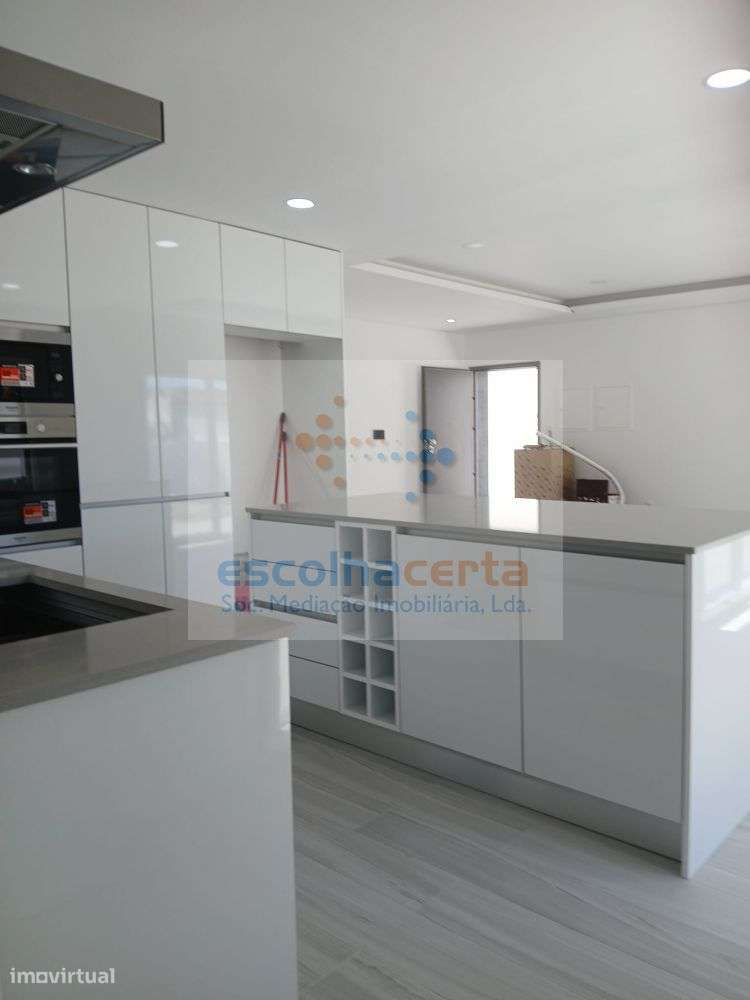 MORADIA TÉRREA T4 ISOLADA EM CONSTRUÇÃO - FERNÃO FERRO-26