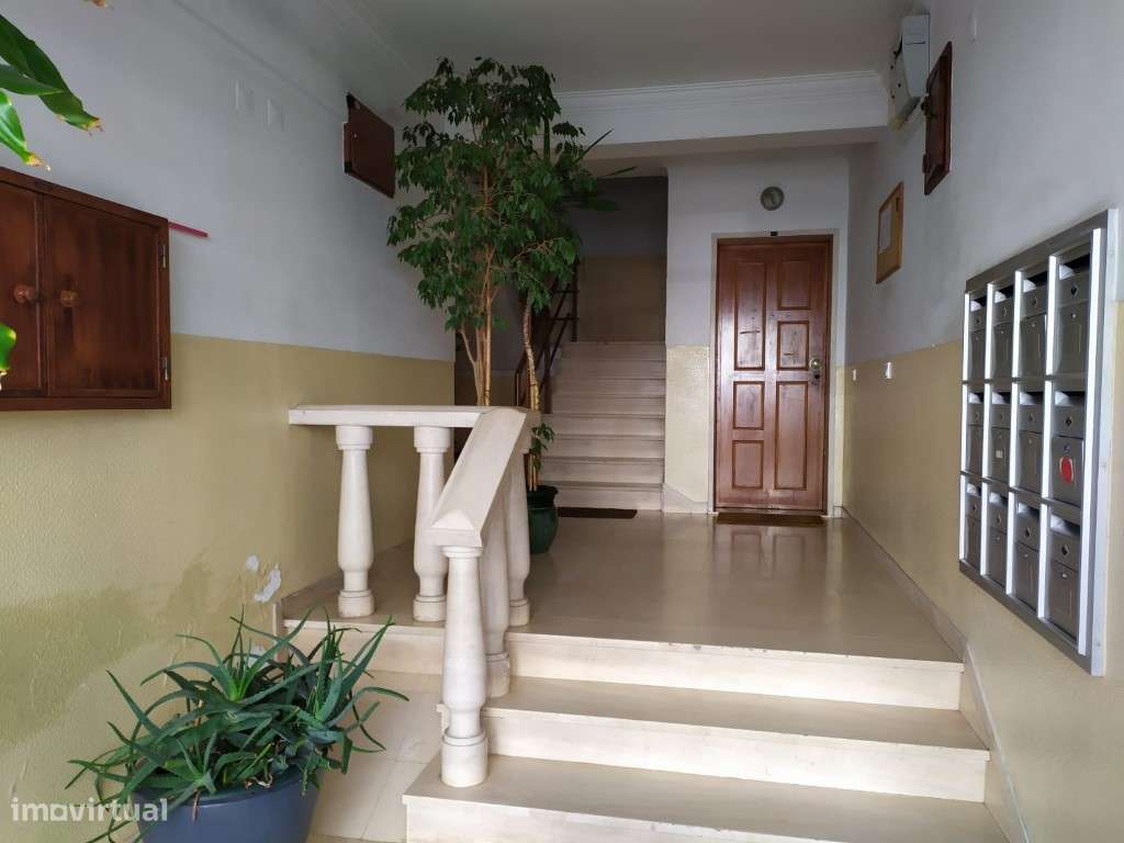 T2 remodelado e semiequipado em Queluz-20