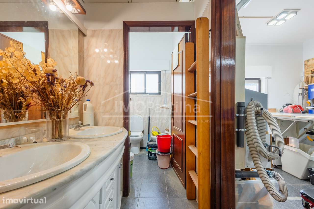 Loja com Excelente Luz Natural e Potencial de Conversão em Habitação - Grande imagem: 4/29