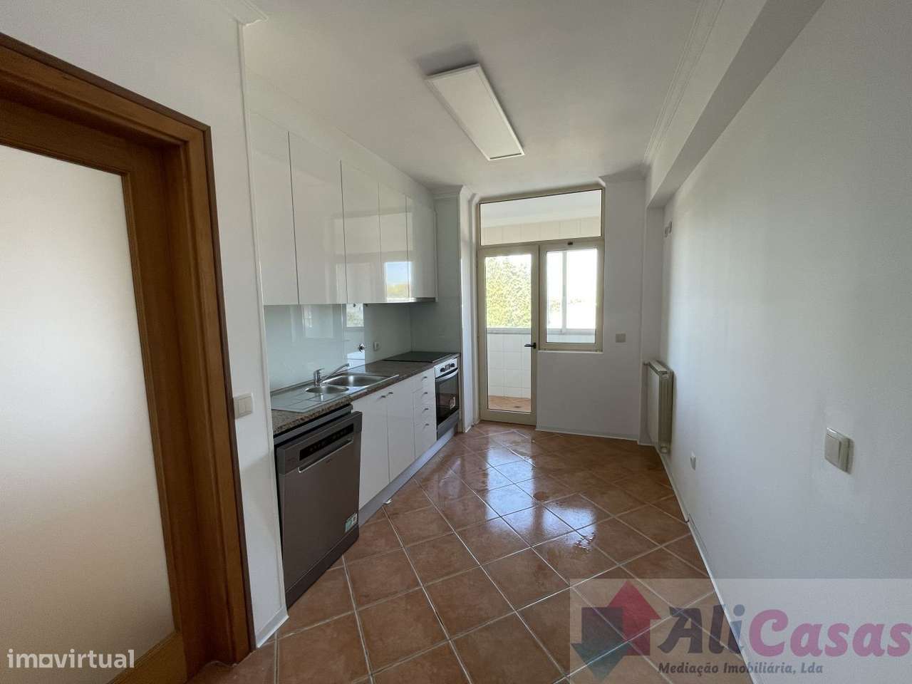 **Excelente Apartamento T2 C/Ampla varanda em Localização Privilegia-8