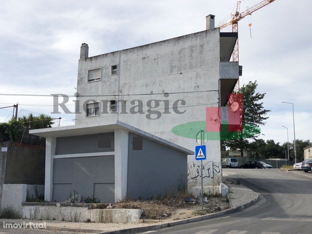 Loja para Venda no centro de Famões -...