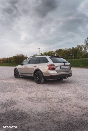 Skoda Octavia Scout 2.0 TDI 4x4 DSG - 2