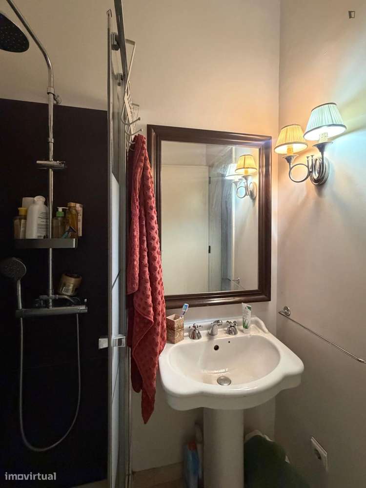 Quarto - localizado em Algés Lisbon - Grande imagem: 4/6