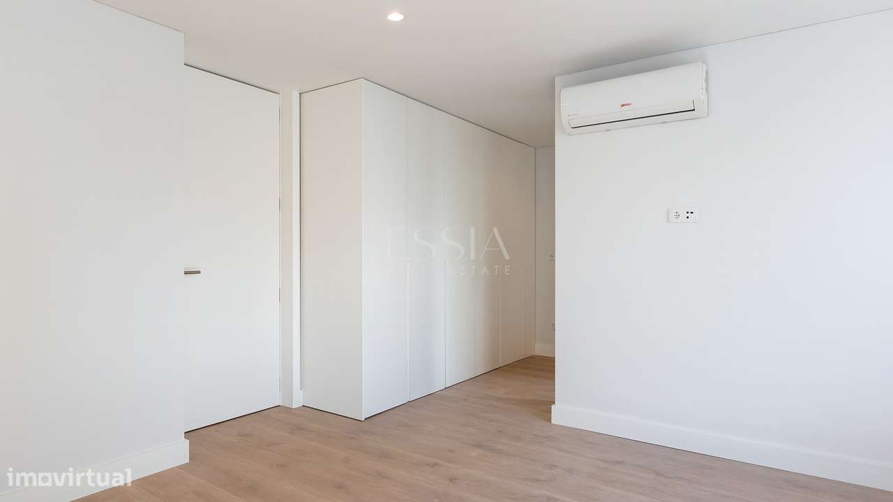 Moradia Geminada T3+1 com Jardim e Três Frentes na Boavista-37
