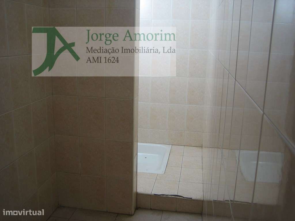 Armazém em Z.I. 450 m2. 3 frentes. Pé Dtº 6mt. - Grande imagem: 5/5