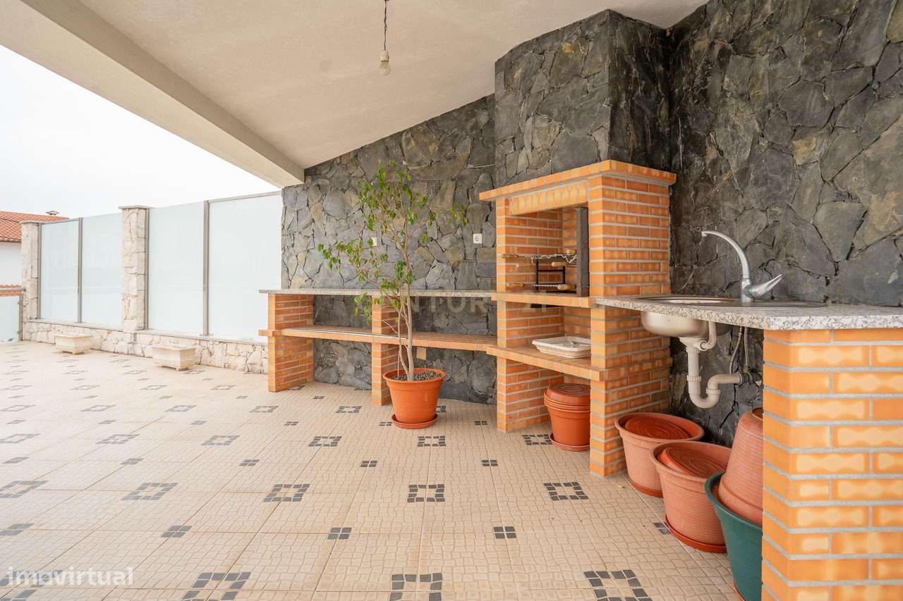 MORADIA T5 INDEPENDENTE COM GARAGEM, ANEXOS JARDIM E CHURRASQUEIRA, em - Grande imagem: 3/60