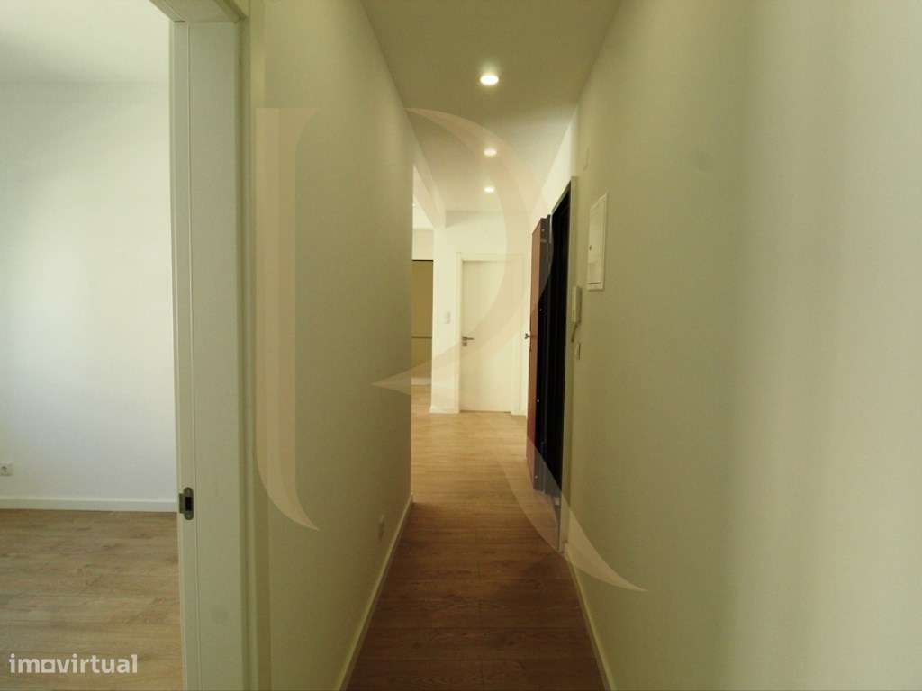 Apartamento T2 remodelado com elevador e varanda em Almada - Grande imagem: 5/17