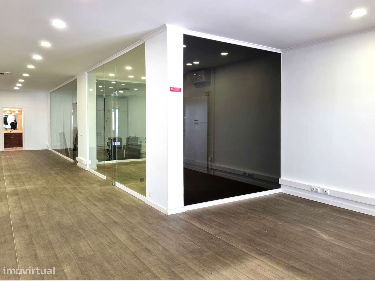 Arrenda-se loja na Av. 25 de Abril nº 722, Edifício Sol de Cascais. - Grande imagem: 5/13