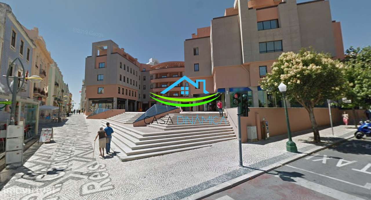 Loja na rua da Liberdade com 2 montras-6