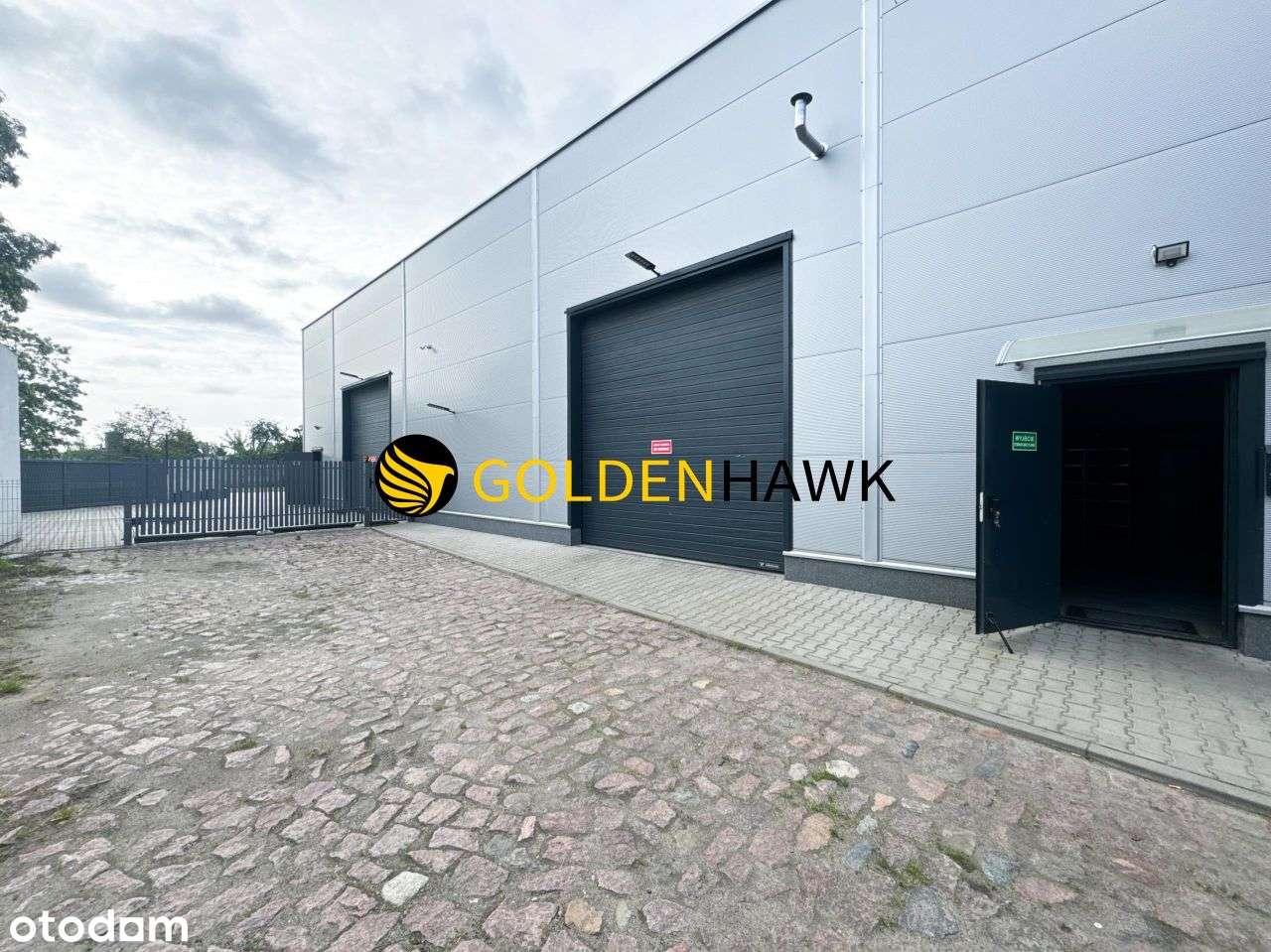 Nowoczesna hala z placem, antresolą i zieloną stre - Pełny obrazek: 5/20