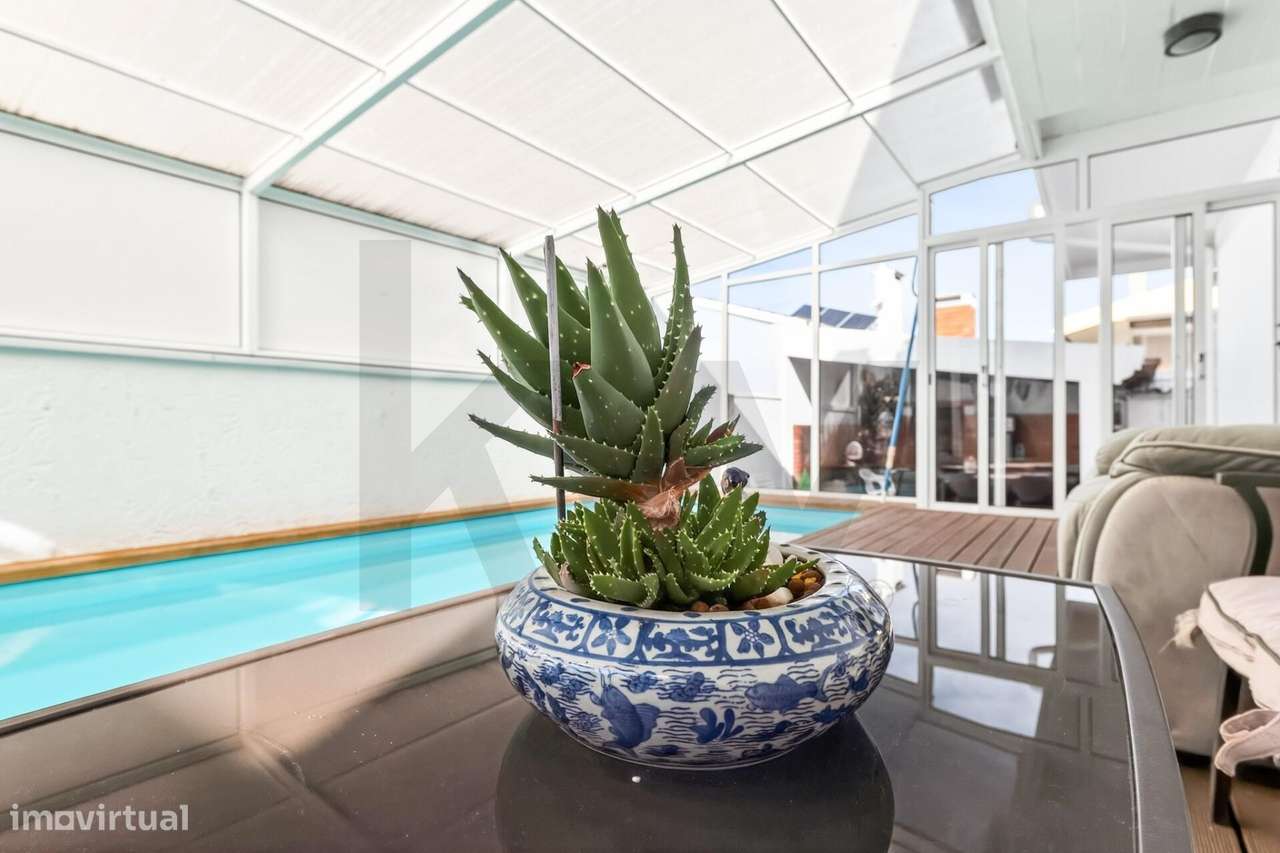 Moradia T4+1 com Piscina Coberta, Jardim e Churrasqueira em Alcoitão,-42