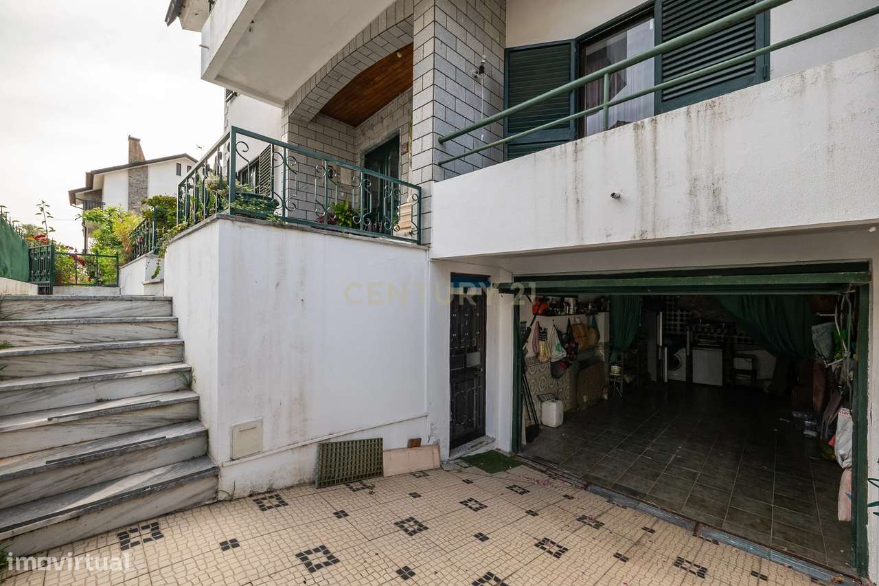 Moradia T5 com sótão + Anexo T1 + Estúdio | Garagem | Santa Apolónia-20