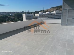 T2 novo, com terraço de 57 m2, suite e um parqueamento, s...