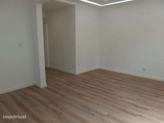 Apartamento T2 Remodelado, Águas Livres.-4