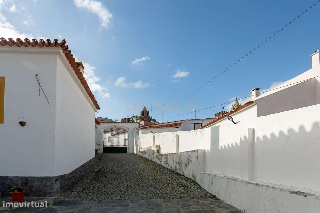 Rés-do-Chão de Moradia T4 com 4 suítes no centro de Mourão - Alentejo-26