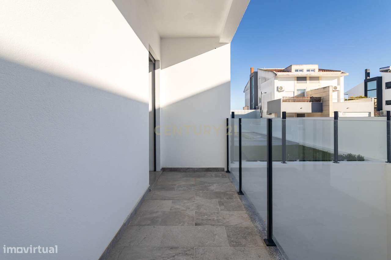 Moradia Nova T4 com piscina e garagem - Sobreda - Charneca de Caparica-42