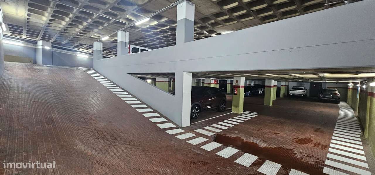 Garagem / Parqueamento no Centro da Amadora-5