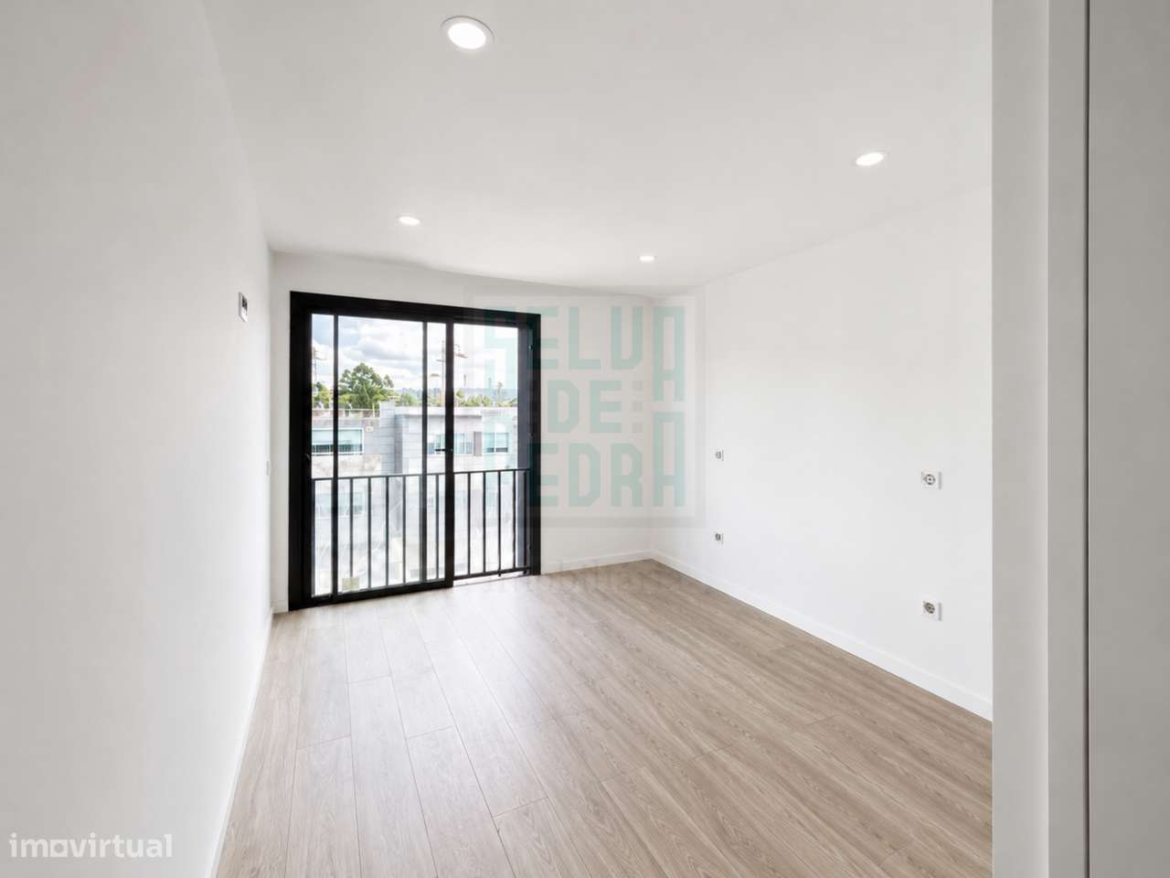 Última Moradia V4 de 3 Frentes com Garagem para 3 Viaturas | Vila Nov-9