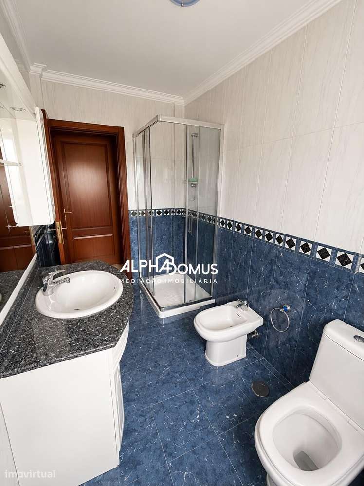 Moradia T4 com Suite, Sotão, Garagem e Espaço Exterior em Valença-16