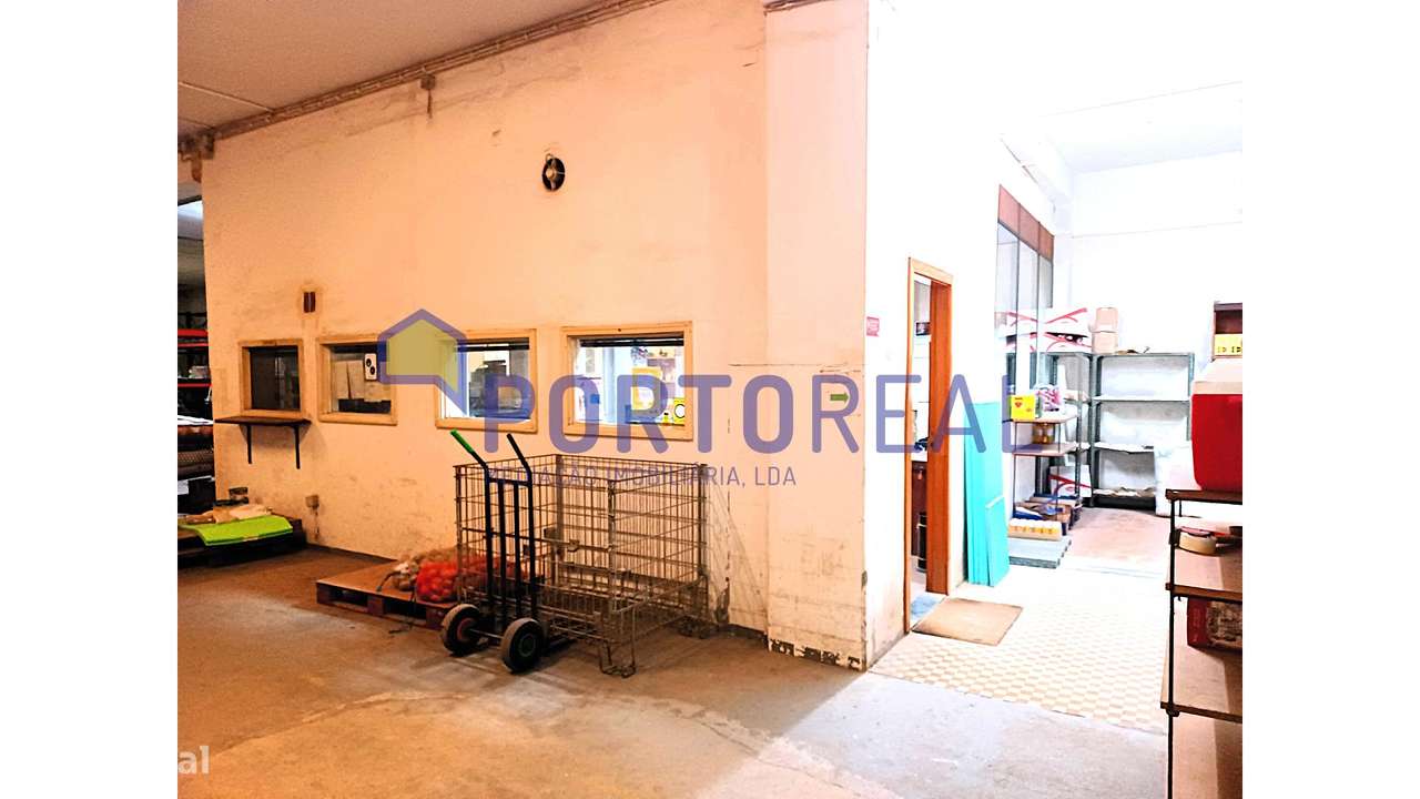 Armazém 2 entradas na Rua Zambeze- Porto-4