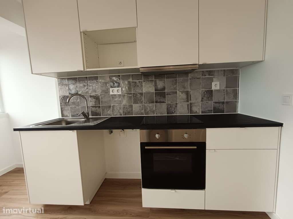 Apartamento T2 Renovado no centro de Camarate, Loures-18