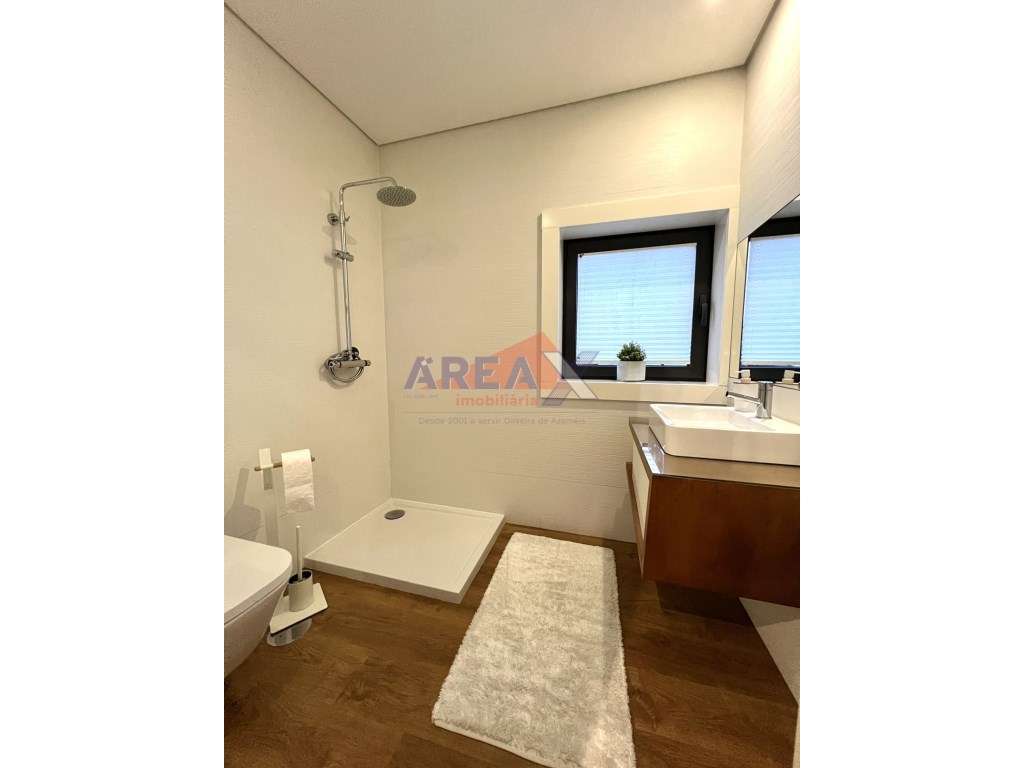 Moradia T4 de Arquitetura Moderna | Excelente Estado-16