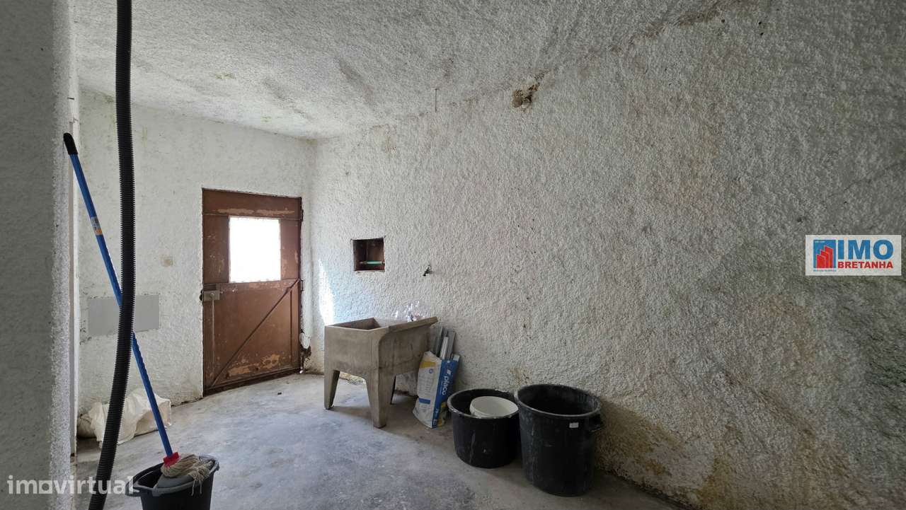 Moradia V2 p/ Renovar - Escalos de Cima-8