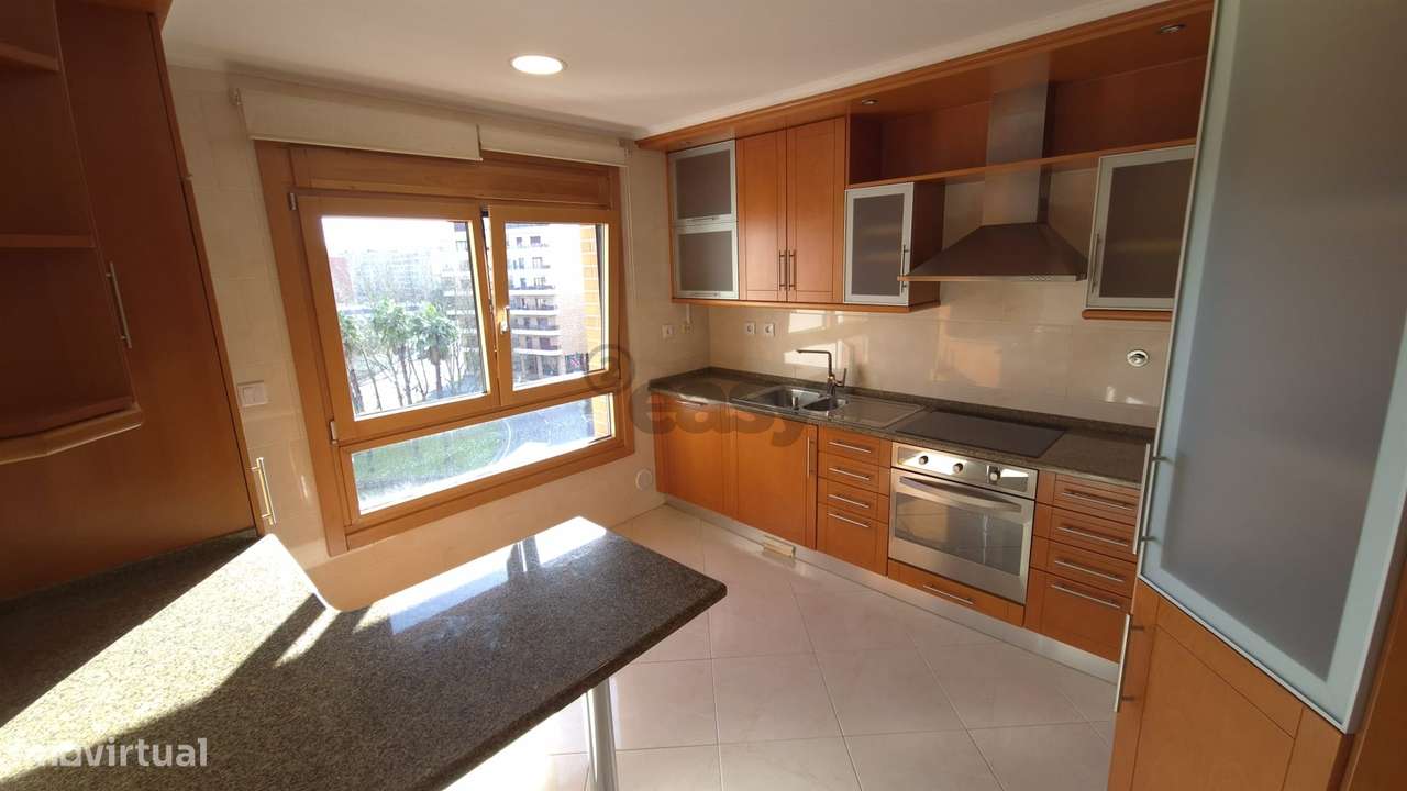 T3 nas Colinas Cruzeiro com 4 parqueamentos - Grande imagem: 2/34