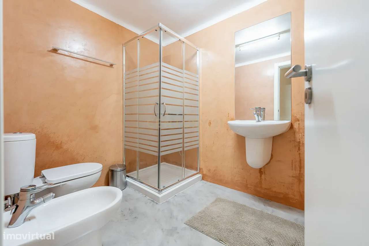 Moradia de Luxo T4 com Piscina e Jardim em Alvalade-49