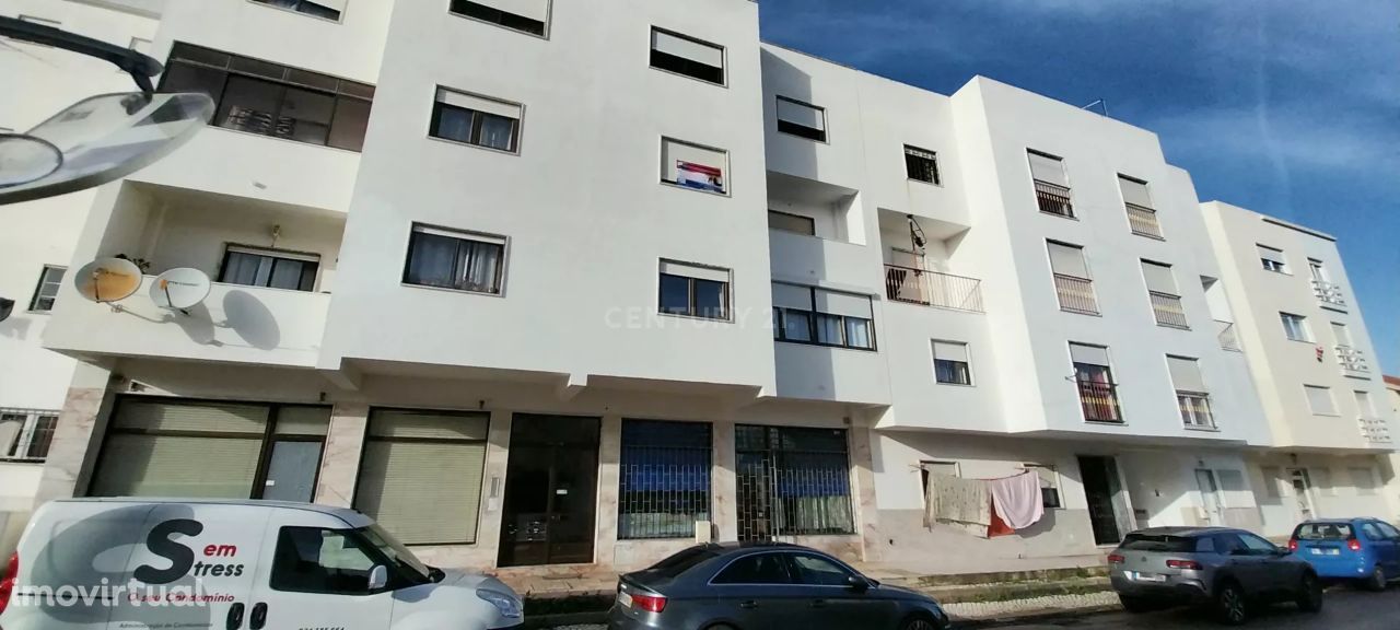 Apartamento de 3 assoalhadas localizado na quinta do conde