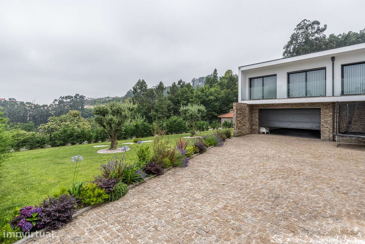 Moradia de Arquitetura Contemporânea com Piscina | Fafe-38