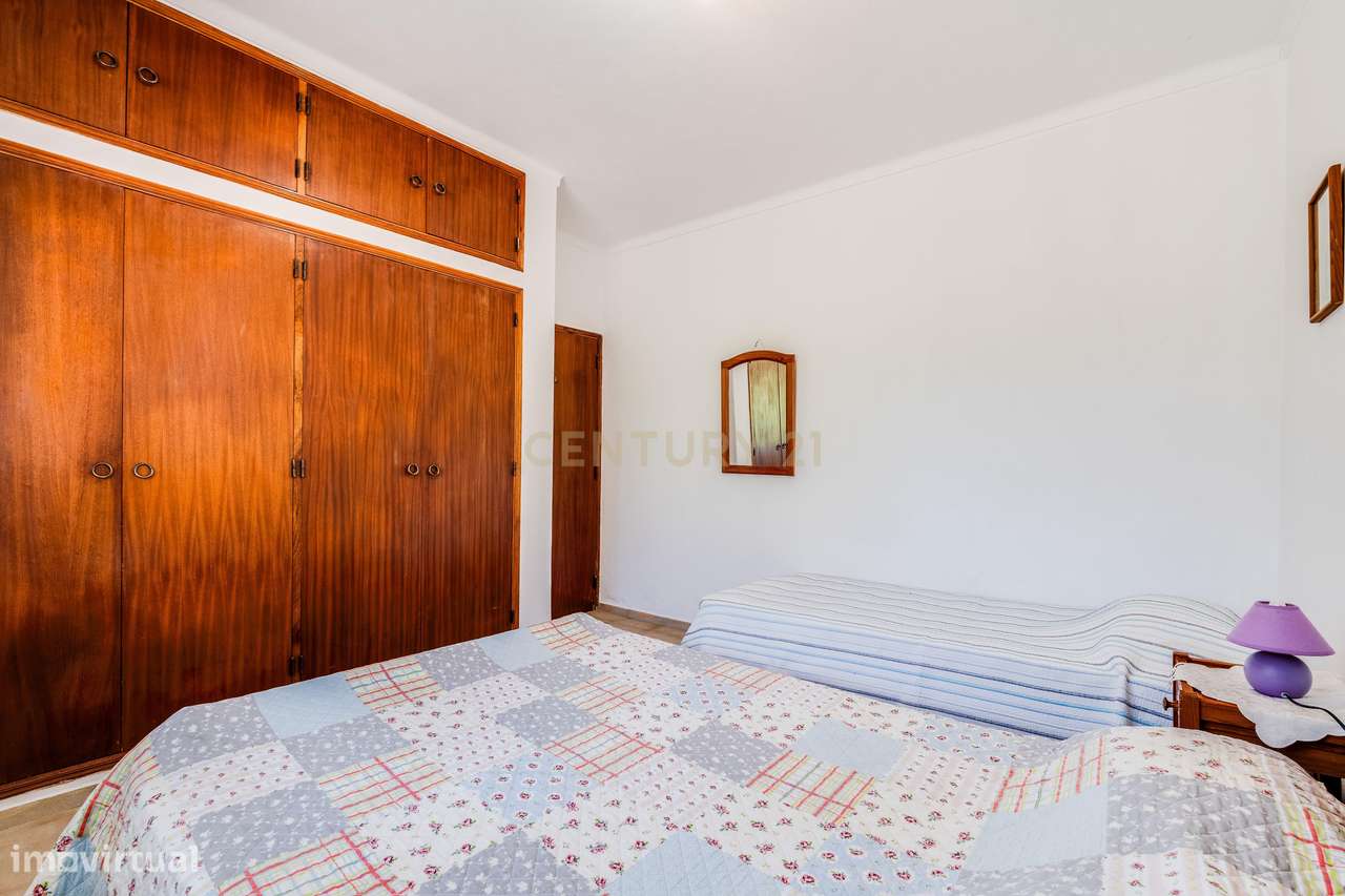 Moradia Bifamiliar T3 + T1 com Piscina  junto aos Campos de Golfe de A-24