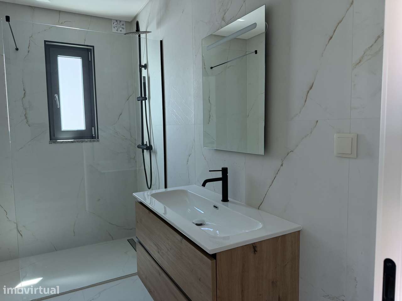 Moradia T4 com piscina, terraço e garagem em Ferreiras-11