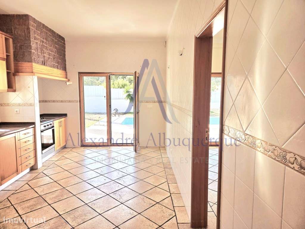 Moradia Isolada com Piscina T3+2-6