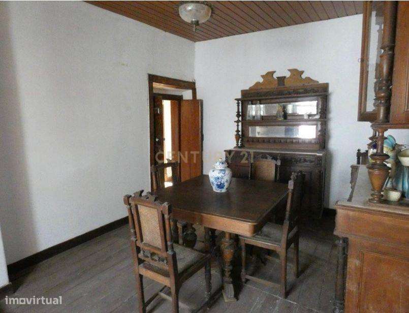 MONTEMOR-O-NOVO - Moradia que carece de obras.-13