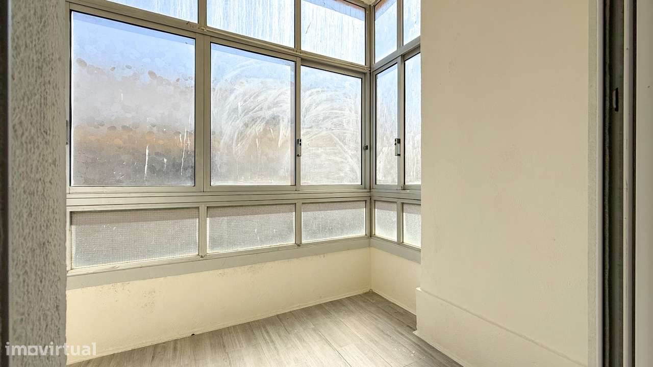 T2 renovado, com ótimas áreas e muita luz natural no centro de Almada.-22