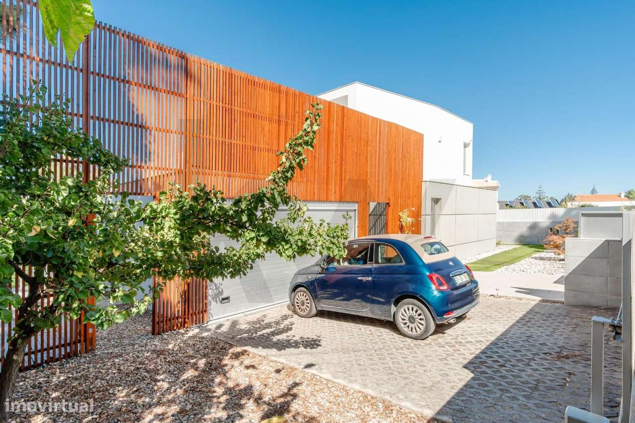 Moradia T4+2 com Piscina e Jardim em Marisol, Charneca de Caparica — 3-20