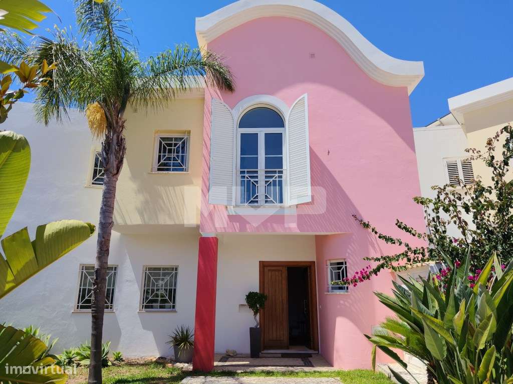 Moradia V3+1 com jardim em zona tranquila de Albufeira-37