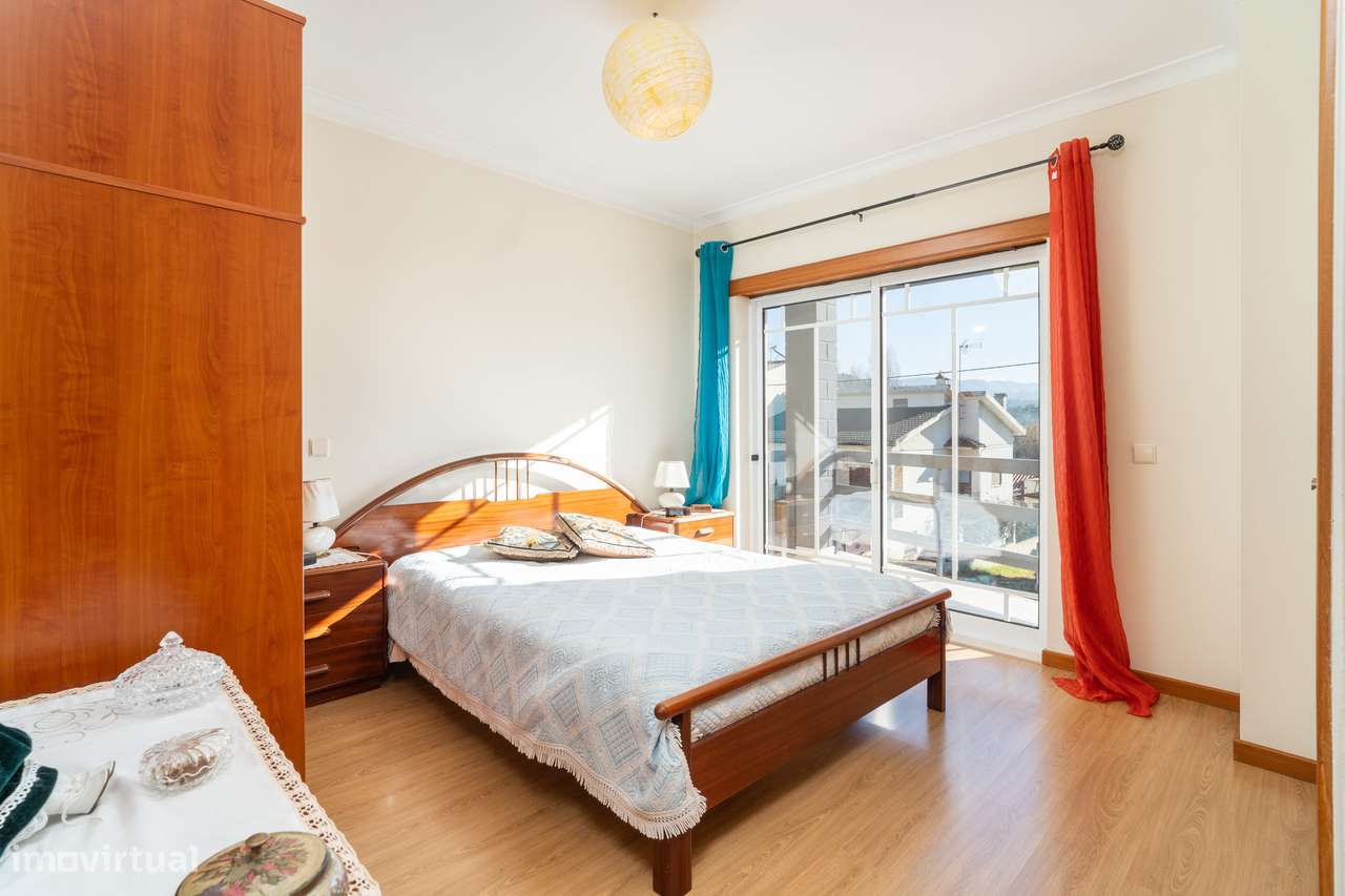 Moradia T4 com jardim, garagem e vistas urbanas-17