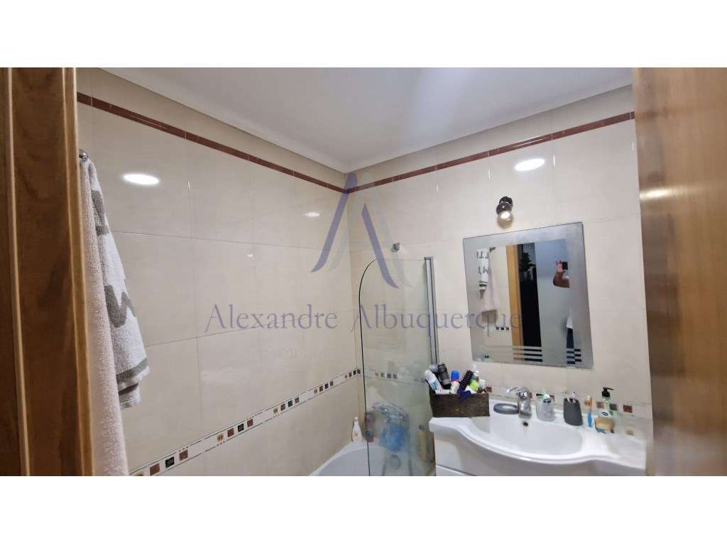 Apartamento T2 com lugar de Garagem e Elevador-22
