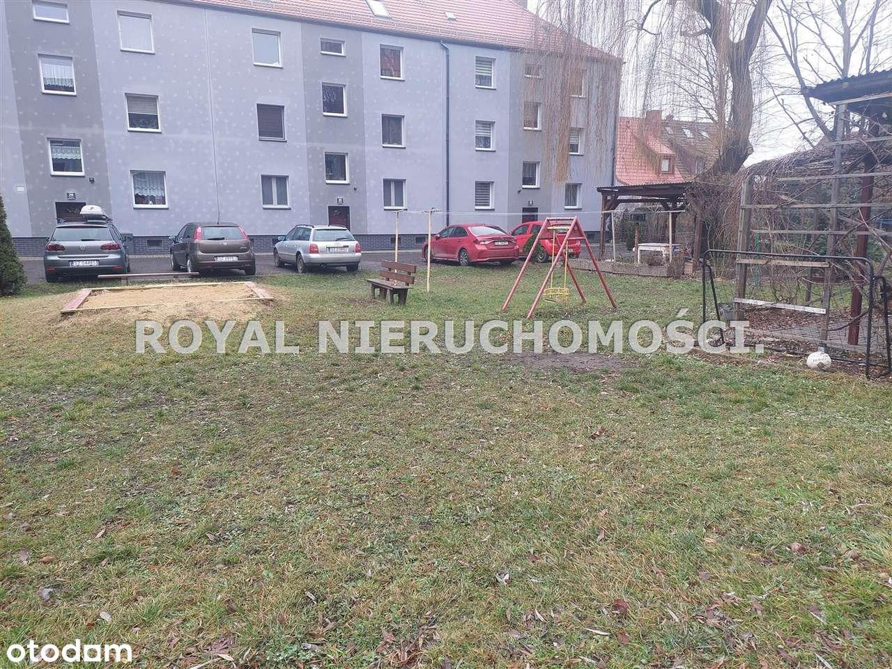 Spokojna okolica, miejsca parkingowe.-14