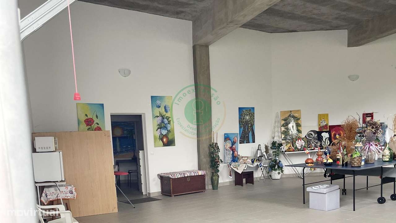 Casa com Terraço e Espaço Versátil-8