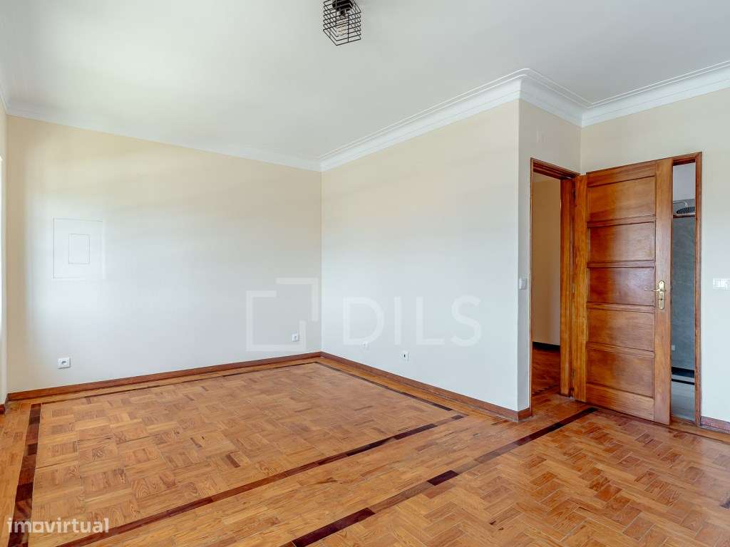 Moradia T8 isolada, com jardim e piscina no centro da Parede-39