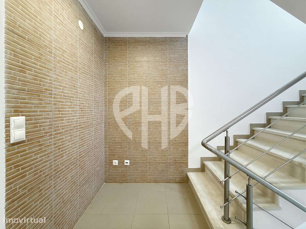 Exclusiva Moradia T5 de Arquitetura Contemporânea em Almada - Feijó-37