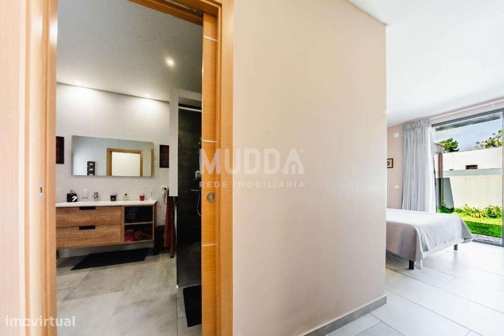 Moradia T3 Premium com Piscina, Jacuzzi e Design Contemporâneo na Foz-26