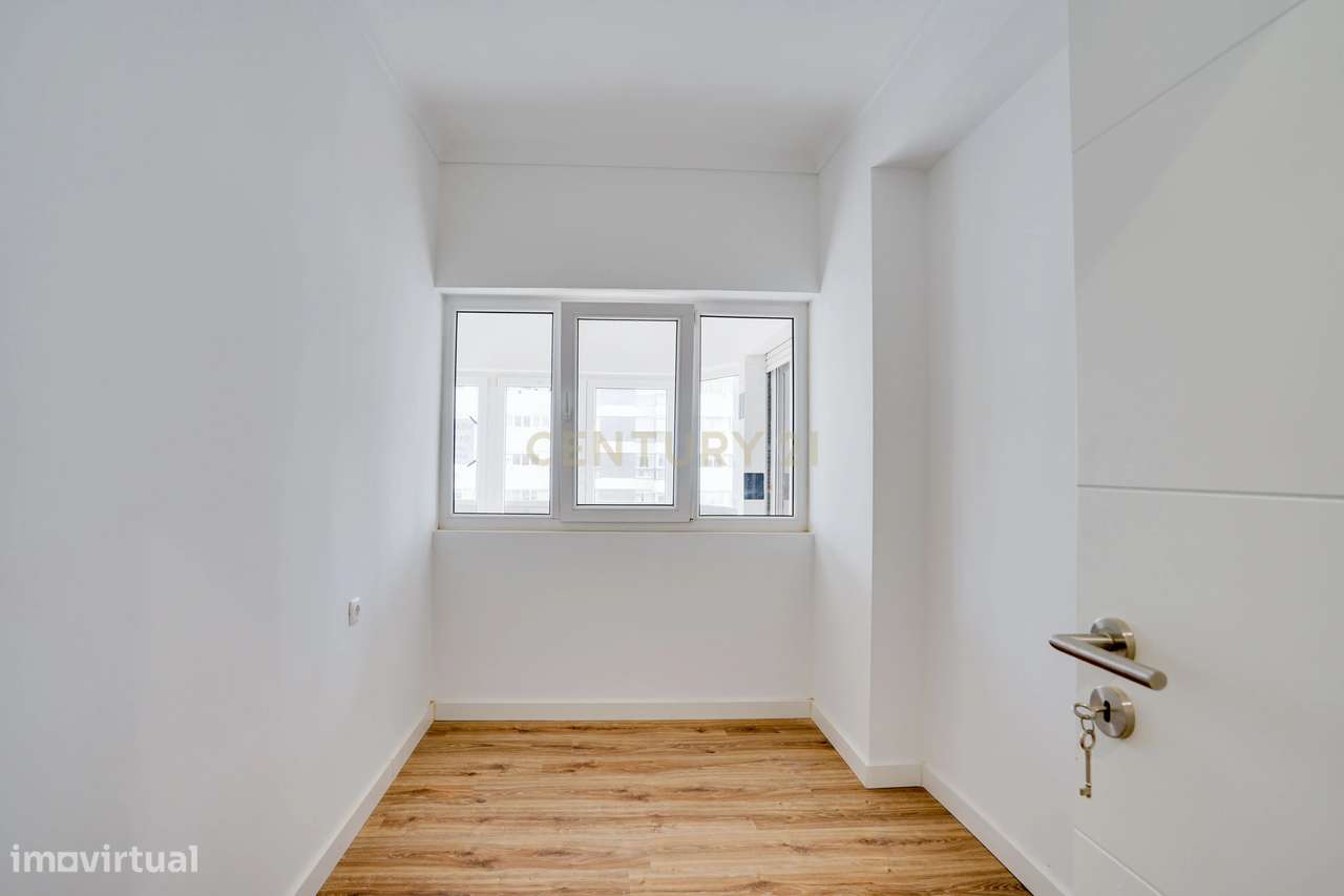 T2 transformado em T3, totalmente remodelado, localizado numa das zona-16